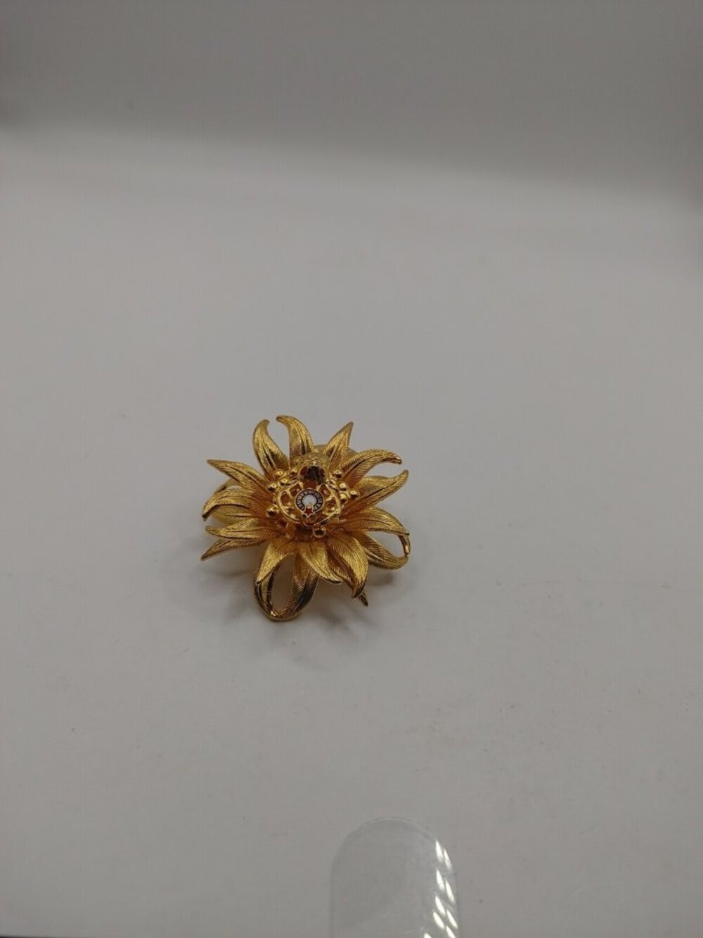 BROOCH/PIN Gold -Tone Flower Mum